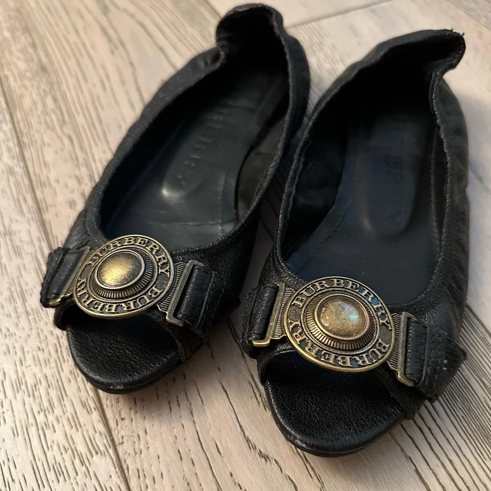 BURBERRY BLACK MEDALLION LOGO PEEP TOE LEATHER FLATS MADE IN ITALY SIZE 37 / 7 - Picture 3 of 12